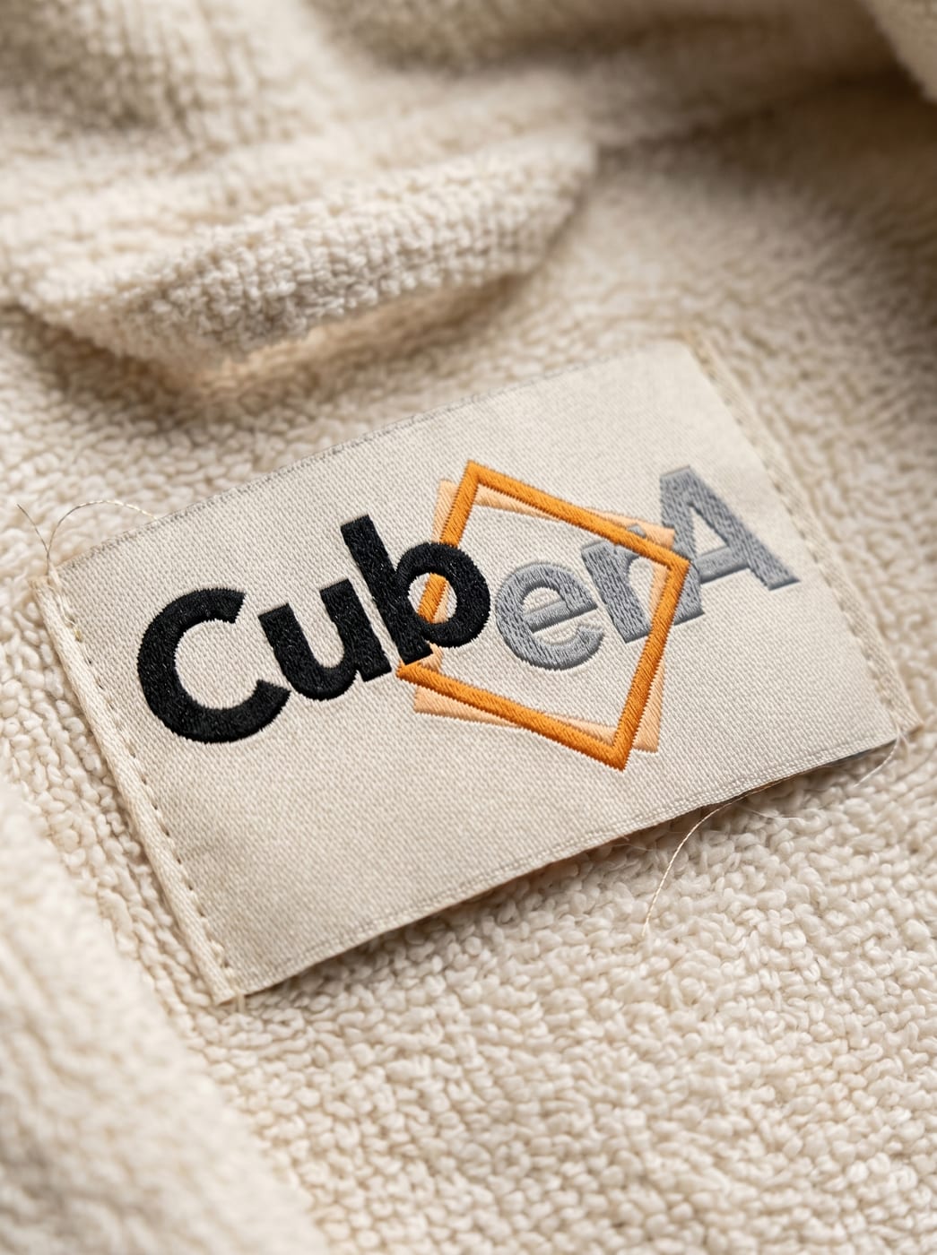 Фирменная нашивка Cubera на гостиничном текстиле