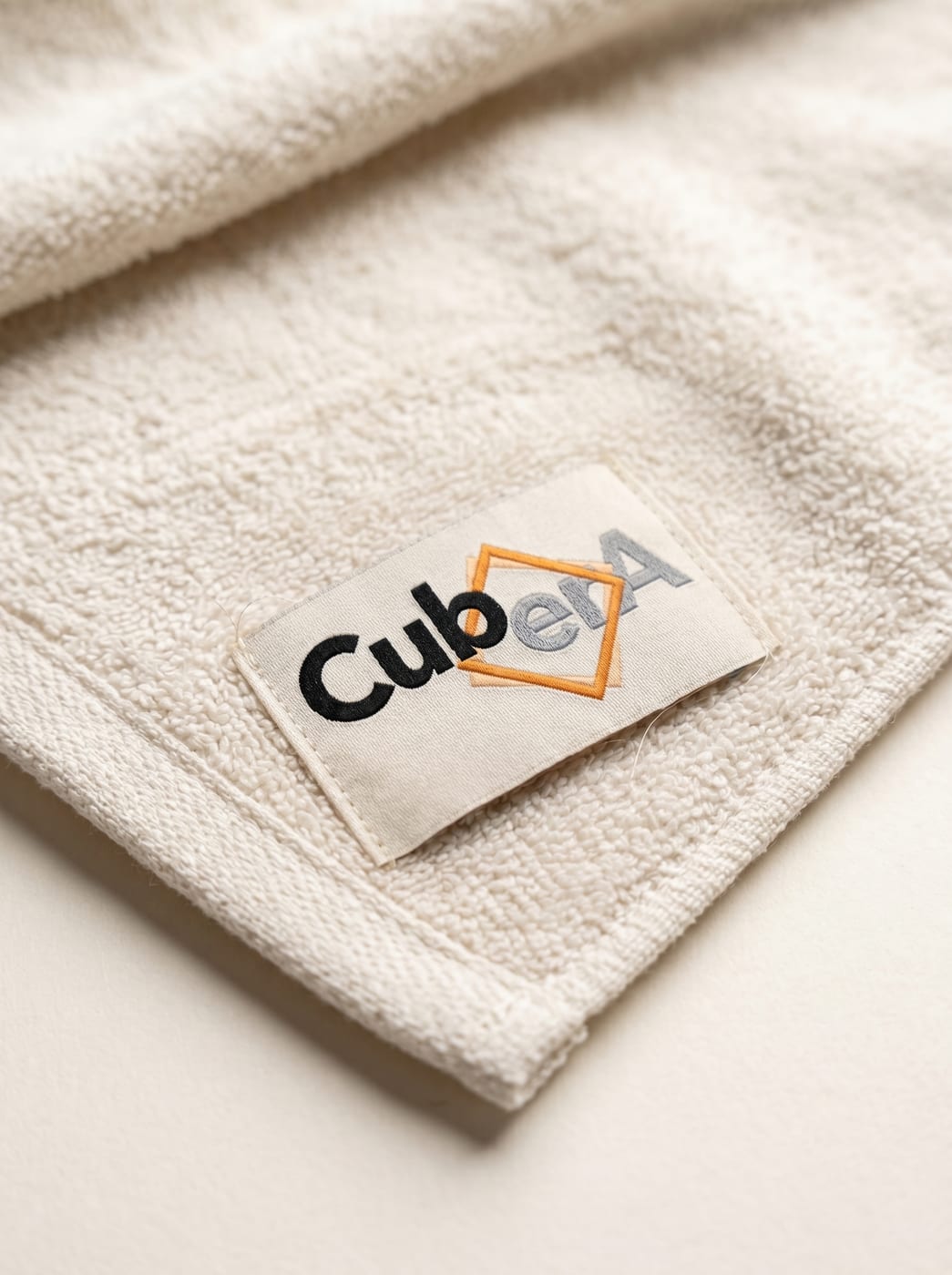 Фирменная нашивка Cubera на гостиничном текстиле